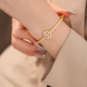 Exquisites 18K vergoldetes Armband mit Zirkon-Blume am Handgelenk des Modells