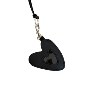 Élégant pendentif coeur en cuir noir pour un collier minimaliste et très sophistiqué