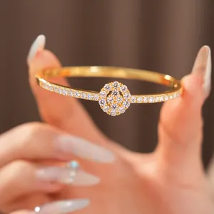 Detailaufnahme eines mit Zirkonia besetzten 18K vergoldeten Blumen-Armreifs