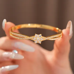 Exquisite 18K vergoldete Blumen-Armspange mit funkelnden Zirkonia-Steinen im Detail