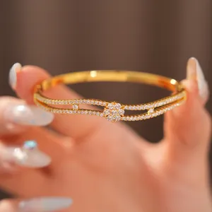 Nahaufnahme eines 18 Karat vergoldeten Zirkon-Armbands mit floralem Schnallendesign