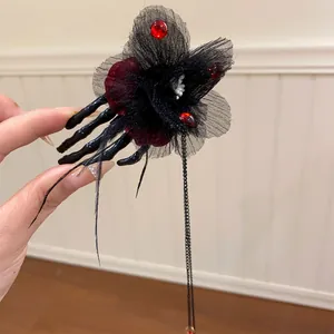 Dettaglio di un fermaglio per capelli gotico con mano di scheletro e fiore in tessuto nero