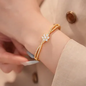 Detailansicht eines eleganten 18K vergoldeten Armreifs mit Zirkonia-Blumenmuster.