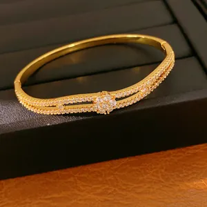 Detailansicht des 18K vergoldeten Zirkonia-Blumenarmreifs mit feiner Steinsetzung und Glanz.