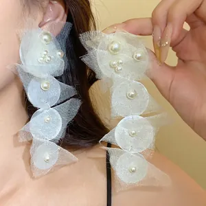 Eleganti Orecchini a Clip con Nappine in Chiffon Bianco per Donna con Perle Artificiali Conchiglia Geometrici Lunghi Pendenti Gioielli