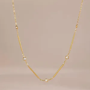 Collier géométrique élégant en acier inoxydable plaqué or 18 carats avec zircones
