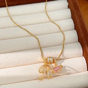 Elegante vergulde ketting met sprankelende letter R en roze hart planeet hanger sieraad