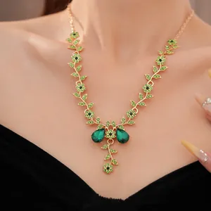 Vista dettagliata della collana vintage placcata oro con eleganti cristalli di fiori e foglie