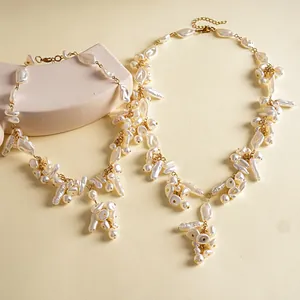Detailansicht der unregelmäßigen Barockperlen und Goldkette an einer Vintage-Quastenkette