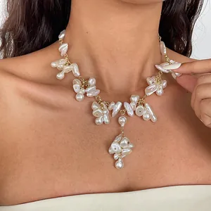 Nahaufnahme einer eleganten Vintage-Halskette mit unregelmäßigen Barockperlen und Fransen