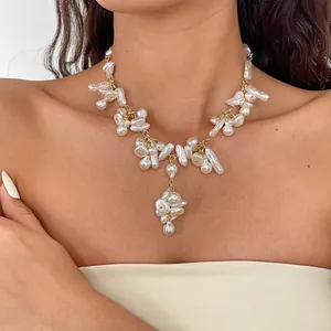 Nahaufnahme einer eleganten Barockperlenkette mit Quastendetail, am Hals getragen