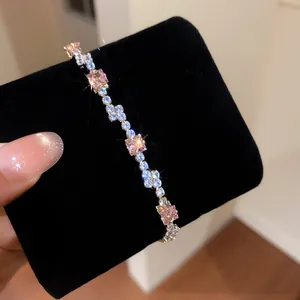 Detailansicht eines funkelnden Armbands mit rosafarbenen Zirkonia auf schwarzem Samt