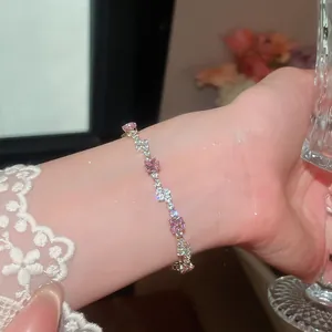 Detailansicht eines eleganten Armbands mit rosa und weißen quadratischen Zirkonia-Steinen.