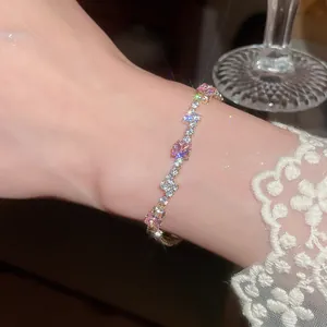 Nahaufnahme eines funkelnden quadratischen Armbands mit rosa und weißen Zirkonia