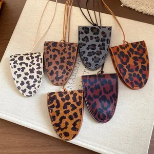 Detaillierte Ansicht von Leder-Anhängern mit Leopardenmuster in sechs verschiedenen Farben.