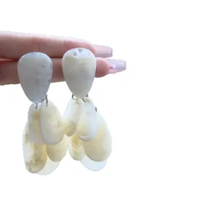 Elegante cremeweiße Ohrhänger mit Marmortextur und Tropfenquasten für Damen Accessoires