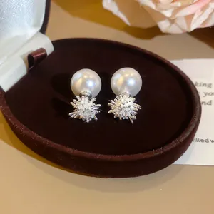 Dettaglio orecchini di perle lusso francese con design geometrico in zircone