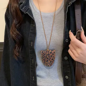 Detailaufnahme einer modischen Halskette mit Brillenhalter im Leopardenmuster-Design