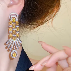 Detailansicht der vergoldeten Ohrringe im Vintage-Palaststil mit gelben Zirkonia.