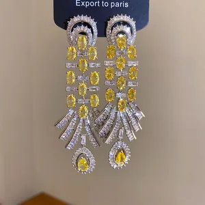 Detailansicht von Vintage-Ohrringen im Hofstil mit gelben und klaren Zirkonsteinen.