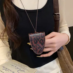 Detailaufnahme eines Brillenhalters aus Leder mit Leopardenmuster an Kette
