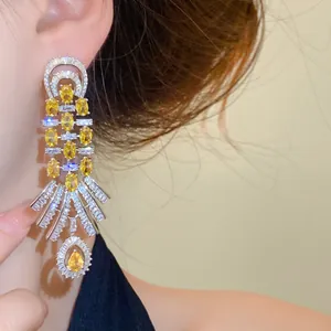 Detailansicht der Vintage 18k vergoldeten Tropfenohrringe mit funkelndem gelbem Zirkon