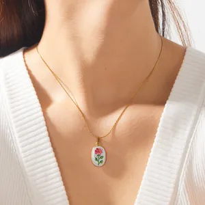 Détail en gros plan d'un collier pendentif rose plaqué or sur un mannequin