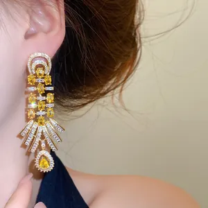 Detaillierte Makroaufnahme von Vintage-Ohrhängern im Hofstil mit gelben Zirkonia