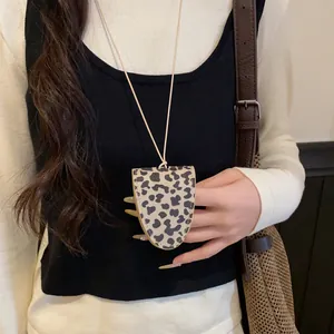 Detailaufnahme einer Brillenhalter-Halskette mit Leopardenmuster als Modeaccessoire