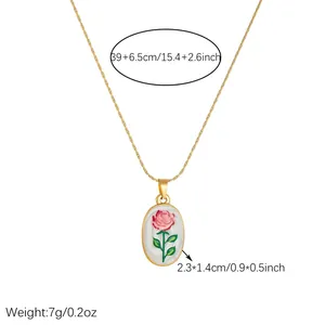 Vue détaillée montrant les dimensions d'un collier pendentif rose dorée sur chaîne.