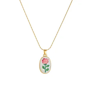 Collier chaîne serpent en acier doré avec pendentif rose émaillée au style vintage