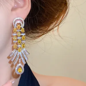 Detailansicht von vintage 18k vergoldeten Tropfenohrringen mit gelben Zirkonia