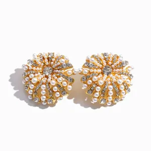 Boucles d'oreilles fleur luxueuses en or avec strass et perles blanches