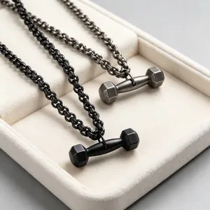 Collier avec pendentif haltère en acier inoxydable punk vintage pour homme en noir et argent.