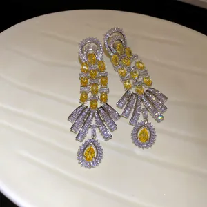 Nahaufnahme von Vintage-Ohrringen im königlichen Stil mit gelbem und weißem Zirkonia