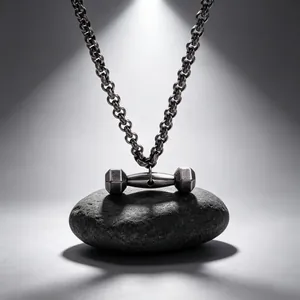 Collier haltère vintage punk en acier inoxydable pour homme avec chaîne texturée.