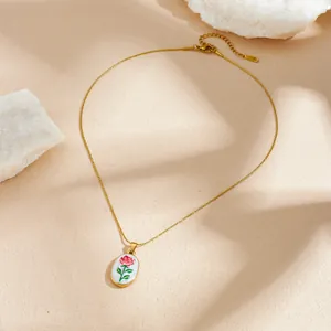 Vue détaillée d'un élégant collier à pendentif rose doré avec une chaîne serpent fine