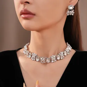 Detailansicht eines eleganten silbernen Blumen-Kristall-Halsketten- und Ohrring-Sets