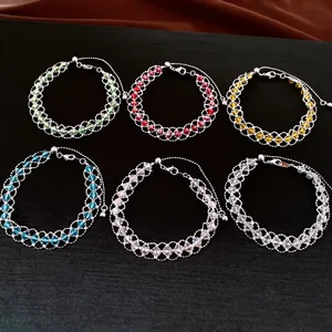 Handgefertigtes Set aus sechs farbenfrohen Perlenarmbändern in Kristalloptik für Damen