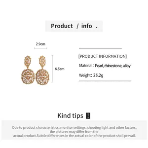 Détail de boucles d'oreilles ovales évidées avec perles et strass et les dimensions.