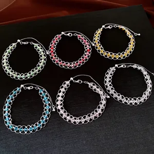Detaillierte Nahaufnahme von perlenbesetzten verstellbaren Mesh-Armbändern in sechs Farben