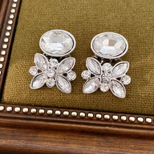 Detailansicht eleganter silberner Blumenohrstecker mit klaren ovalen Kristallen