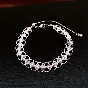 Nahaufnahme eines gewebten Perlenarmbands mit klaren facettierten Kristallen