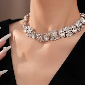 Detailansicht eines eleganten silbernen Chokers mit ovalen und floralen Strass-Designs