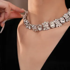 Nahaufnahme eines eleganten Silber-Chokers mit ovalen Kristallblumen