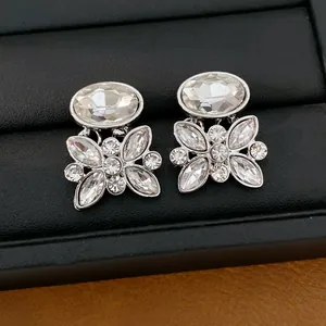 Makrodetail der silbernen Ohrstecker mit ovalen und floralen Kristalleinstellungen