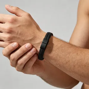 Vintage zwart gevlochten lederen herenarmband met mat roestvrijstalen magneetsluiting.
