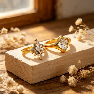 Gros plan de bagues élégantes en acier inoxydable doré avec des zircons marquise étincelants