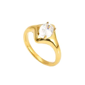 Bague élégante en acier inoxydable plaqué or 14K avec zircon ovale étincelant