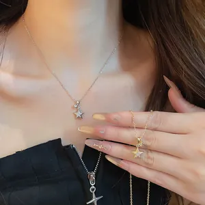 Nahaufnahme von 18 Karat vergoldeten und silbernen Sternanhänger-Halsketten mit Zirkonia
